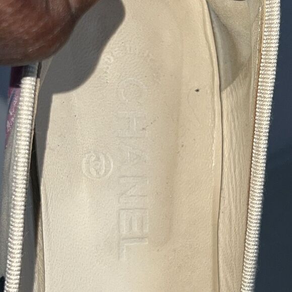 CHANEL BLACK WHITE & PURPLE CANVAS ALMOND TOE GRAPHIC BOW BALLET FLATS SIZE 10.5 - Picture 6 of 12